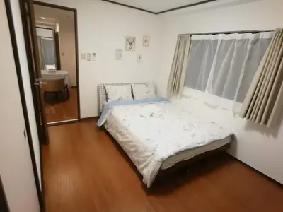 a bedroom with a bed and a window at \u611b\u306e\u5c4b\u30db\u30c6\u30eb\u58a8\u7530 in Tokyo