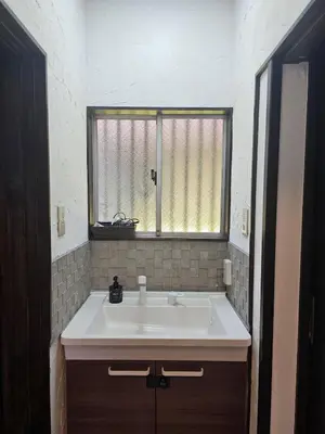 a bathroom with a white sink and a window at Japanese-Tradtional House Max 8 Guest 6-Min Walk from Station Check-out at 12 PM in Tokyo