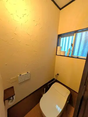 a bathroom with a toilet and a window at Japanese-Tradtional House Max 8 Guest 6-Min Walk from Station Check-out at 12 PM in Tokyo