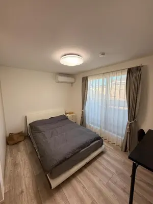 a bedroom with a bed and a large window at \u30b9\u30ab\u30a4\u30c4\u30ea\u30fc\u307e\u3067\u5f92\u6b65\u7d0410\u5206 \u6e05\u6f54 \u5feb\u9069 \u4fbf\u5229 \u9759\u304b \u8a2d\u5099\u5b8c\u5099 KyoSai SkyTree A\u68df in Tokyo