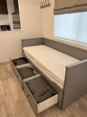 a bed in a room with two trays under it at \u30b9\u30ab\u30a4\u30c4\u30ea\u30fc\u307e\u3067\u5f92\u6b65\u7d0410\u5206 \u6e05\u6f54 \u5feb\u9069 \u4fbf\u5229 \u9759\u304b \u8a2d\u5099\u5b8c\u5099 KyoSai SkyTree A\u68df in Tokyo