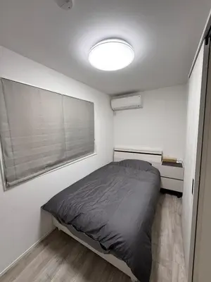 a small bedroom with a bed and a window at \u30b9\u30ab\u30a4\u30c4\u30ea\u30fc\u307e\u3067\u5f92\u6b65\u7d0410\u5206 \u6e05\u6f54 \u5feb\u9069 \u4fbf\u5229 \u9759\u304b \u8a2d\u5099\u5b8c\u5099 KyoSai SkyTree A\u68df in Tokyo