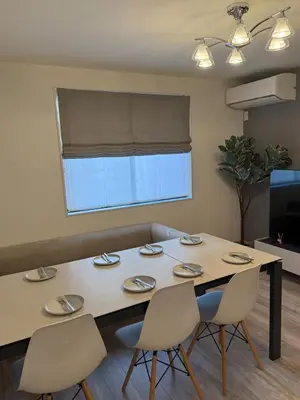 a dining room table with four chairs and a window at \u30b9\u30ab\u30a4\u30c4\u30ea\u30fc\u307e\u3067\u5f92\u6b65\u7d0410\u5206 \u6e05\u6f54 \u5feb\u9069 \u4fbf\u5229 \u9759\u304b \u8a2d\u5099\u5b8c\u5099 KyoSai SkyTree A\u68df in Tokyo