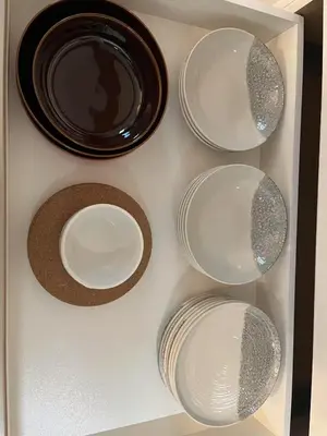 a drawer filled with white plates and a black plate at \u30b9\u30ab\u30a4\u30c4\u30ea\u30fc\u307e\u3067\u5f92\u6b65\u7d0410\u5206 \u6e05\u6f54 \u5feb\u9069 \u4fbf\u5229 \u9759\u304b \u8a2d\u5099\u5b8c\u5099 KyoSai SkyTree A\u68df in Tokyo
