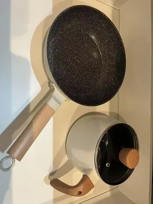 a mirror on top of a shelf with a pot and a pan at \u30b9\u30ab\u30a4\u30c4\u30ea\u30fc\u307e\u3067\u5f92\u6b65\u7d0410\u5206 \u6e05\u6f54 \u5feb\u9069 \u4fbf\u5229 \u9759\u304b \u8a2d\u5099\u5b8c\u5099 KyoSai SkyTree A\u68df in Tokyo