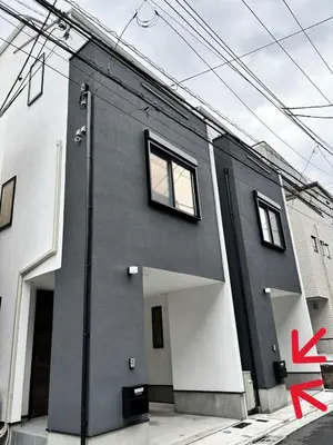 a black and white building with a red x on it at \u30b9\u30ab\u30a4\u30c4\u30ea\u30fc\u307e\u3067\u5f92\u6b65\u7d0410\u5206 \u6e05\u6f54 \u5feb\u9069 \u4fbf\u5229 \u9759\u304b \u8a2d\u5099\u5b8c\u5099 KyoSai SkyTree A\u68df in Tokyo