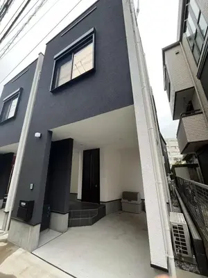 a black house with a window on the side of it at \u30b9\u30ab\u30a4\u30c4\u30ea\u30fc\u307e\u3067\u5f92\u6b65\u7d0410\u5206 \u6e05\u6f54 \u5feb\u9069 \u4fbf\u5229 \u9759\u304b \u8a2d\u5099\u5b8c\u5099 KyoSai SkyTree A\u68df in Tokyo