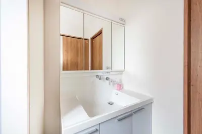 a white bathroom with a sink and a mirror at bai\u5965\u62382\u4e01\u76ee in Tokyo