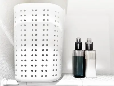 two perfume bottles sitting on a shelf next to a vase at \u65b0\u5bbf\u6b4c\u821e\u4f0e\u753a\u3059\u3050\u306e\u30ca\u30a4\u30c8\u30e9\u30a4\u30d5\u306b\u6700\u9069\u306aWi-Fi\u5b8c\u5099\u8cb8\u5207\u30a2\u30d1\u30fc\u30c8 in Tokyo