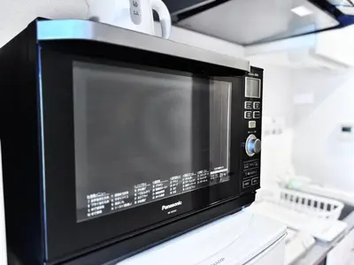 a microwave oven sitting on top of a counter at \u65b0\u5bbf\u6b4c\u821e\u4f0e\u753a\u3059\u3050\u306e\u30ca\u30a4\u30c8\u30e9\u30a4\u30d5\u306b\u6700\u9069\u306aWi-Fi\u5b8c\u5099\u8cb8\u5207\u30a2\u30d1\u30fc\u30c8 in Tokyo