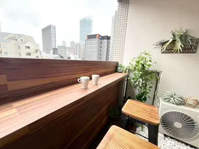 a balcony with a view of a city at \u65b0\u5bbf\u6b4c\u821e\u4f0e\u753a\u3059\u3050\u306e\u30ca\u30a4\u30c8\u30e9\u30a4\u30d5\u306b\u6700\u9069\u306aWi-Fi\u5b8c\u5099\u8cb8\u5207\u30a2\u30d1\u30fc\u30c8 in Tokyo