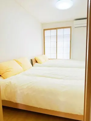 a bedroom with two beds and a window at \u6587\u4eac\u30cf\u30a6\u30b9301 in Tokyo