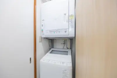 a microwave and a washer and dryer in a room at KS Mukoujima in Tokyo