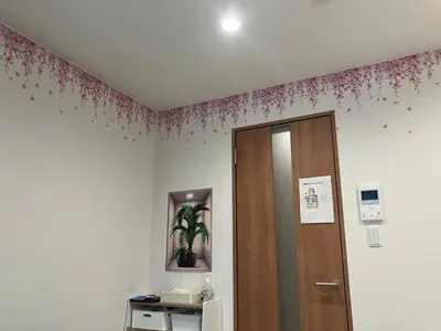 a room with a door and flowers on the wall at Park side tango in Tokyo