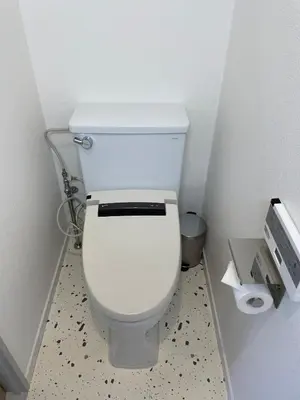 a bathroom with a white toilet in a room at \u30a2\u30f3\u30c9\u30b9\u30c6\u30a4\u592a\u5b50\u58022\u4e01\u76ee in Tokyo
