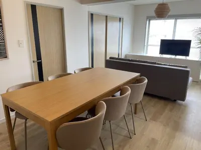 a conference room with a wooden table and chairs at \u30a2\u30f3\u30c9\u30b9\u30c6\u30a4\u592a\u5b50\u58022\u4e01\u76ee in Tokyo