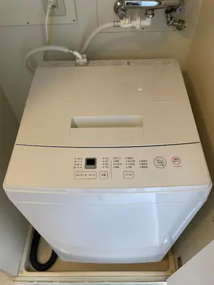 a washing machine in a room with a machine at \u30a2\u30f3\u30c9\u30b9\u30c6\u30a4\u592a\u5b50\u58022\u4e01\u76ee in Tokyo