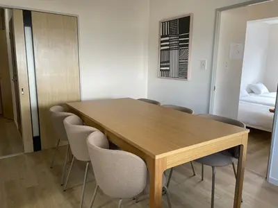 a dining room with a wooden table and chairs at \u30a2\u30f3\u30c9\u30b9\u30c6\u30a4\u592a\u5b50\u58022\u4e01\u76ee in Tokyo