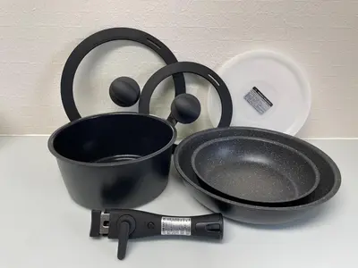a pan and headphones next to a frying pan at \u30a2\u30f3\u30c9\u30b9\u30c6\u30a4\u592a\u5b50\u58022\u4e01\u76ee in Tokyo