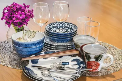 a table with blue and white plates and glasses and flowers at \u3059\u307f\u308c\u306e\u5bbf in Tokyo