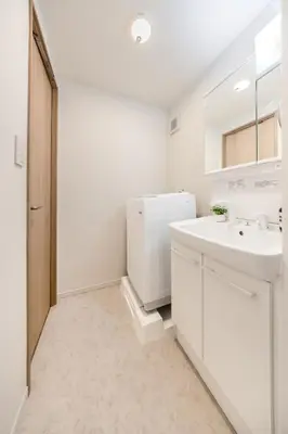 a white kitchen with a sink and a refrigerator at \u3059\u307f\u308c\u306e\u5bbf in Tokyo