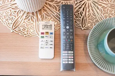 a remote control and a thermometer on a table at SAIEI HOTEl \u65b0\u5bbf in Tokyo