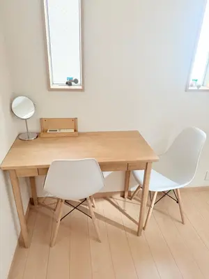 a wooden table with two white chairs and a mirror at 池袋銀婚屋 GINKOU's HOUSE -- 2 min train to Ikebukuro Sunshine City in Tokyo