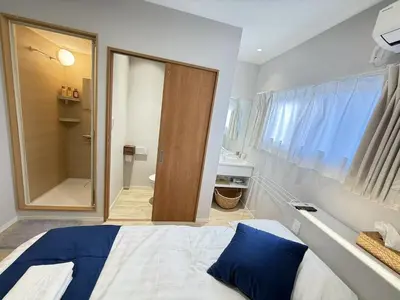 a bedroom with a large bed and a bathroom at \u6d45\u8349\u99c5\u5f92\u6b698\u5206 \u6d45\u8349\u5bfa\u3059\u3050\u305d\u3070\u306e\u4ef2\u898b\u4e16\u6563\u7b56\u30b9\u30c6\u30a4 DqcYoE in Tokyo