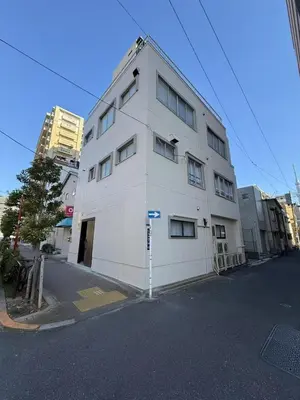 a white building on the side of a street at \u6d45\u8349\u99c5\u5f92\u6b698\u5206 \u6d45\u8349\u5bfa\u3059\u3050\u305d\u3070\u306e\u4ef2\u898b\u4e16\u6563\u7b56\u30b9\u30c6\u30a4 DqcYoE in Tokyo