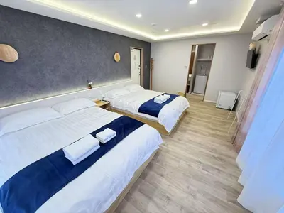 a hotel room with two beds with towels on them at \u6d45\u8349\u99c5\u5f92\u6b698\u5206 \u6d45\u8349\u5bfa\u3059\u3050\u305d\u3070\u306e\u4ef2\u898b\u4e16\u6563\u7b56\u30b9\u30c6\u30a4 DqcEoY in Tokyo