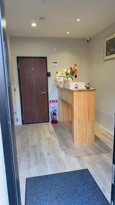 an office with a desk and a wooden door at \u6d45\u8349\u99c5\u5f92\u6b698\u5206 \u6d45\u8349\u5bfa\u3059\u3050\u305d\u3070\u306e\u4ef2\u898b\u4e16\u6563\u7b56\u30b9\u30c6\u30a4 DqcEoY in Tokyo