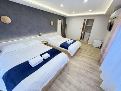 a hotel room with two beds with towels on them at \u6d45\u8349\u99c5\u5f92\u6b698\u5206 \u6d45\u8349\u5bfa\u3059\u3050\u305d\u3070\u306e\u4ef2\u898b\u4e16\u6563\u7b56\u30b9\u30c6\u30a4 DqcEoY in Tokyo