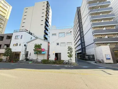 an empty street next to two tall buildings at \u6d45\u8349\u99c5\u5f92\u6b698\u5206 \u6d45\u8349\u5bfa\u3059\u3050\u305d\u3070\u306e\u4ef2\u898b\u4e16\u6563\u7b56\u30b9\u30c6\u30a4 DqcEoY in Tokyo