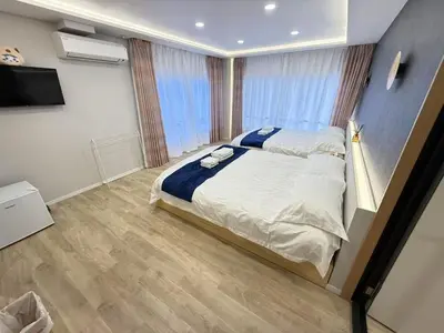 a bedroom with a large bed and a flat screen tv at \u6d45\u8349\u99c5\u5f92\u6b698\u5206 \u6d45\u8349\u5bfa\u3059\u3050\u305d\u3070\u306e\u4ef2\u898b\u4e16\u6563\u7b56\u30b9\u30c6\u30a4 DqcEoY in Tokyo