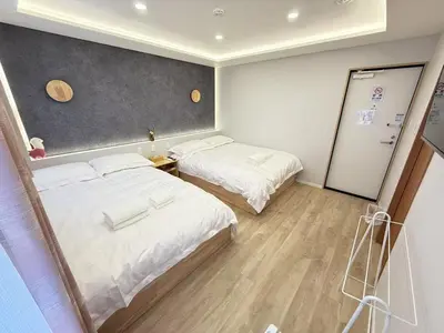a bedroom with two beds and a mirror at \u6d45\u8349\u99c5\u5f92\u6b698\u5206 \u6d45\u8349\u5bfa\u3059\u3050\u305d\u3070\u306e\u4ef2\u898b\u4e16\u6563\u7b56\u30b9\u30c6\u30a4 DqcEoE in Tokyo