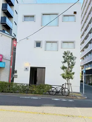a bike parked next to a tree in front of a building at \u6d45\u8349\u99c5\u5f92\u6b698\u5206 \u6d45\u8349\u5bfa\u3059\u3050\u305d\u3070\u306e\u4ef2\u898b\u4e16\u6563\u7b56\u30b9\u30c6\u30a4 DqcEoE in Tokyo