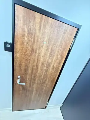 a wooden door with a handle in a room at \u6d45\u8349\u99c5\u5f92\u6b698\u5206 \u6d45\u8349\u5bfa\u3059\u3050\u305d\u3070\u306e\u4ef2\u898b\u4e16\u6563\u7b56\u30b9\u30c6\u30a4 DqcEoE in Tokyo
