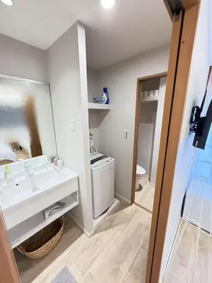 a bathroom with a sink and a washing machine at \u6d45\u8349\u99c5\u5f92\u6b698\u5206 \u6d45\u8349\u5bfa\u3059\u3050\u305d\u3070\u306e\u4ef2\u898b\u4e16\u6563\u7b56\u30b9\u30c6\u30a4 DqcEoE in Tokyo