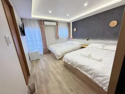 a hotel room with two beds and a television at \u6d45\u8349\u99c5\u5f92\u6b698\u5206 \u6d45\u8349\u5bfa\u3059\u3050\u305d\u3070\u306e\u4ef2\u898b\u4e16\u6563\u7b56\u30b9\u30c6\u30a4 DqcEoE in Tokyo