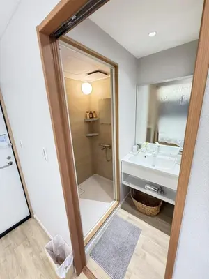 a bathroom with a sink and a shower with a mirror at \u6d45\u8349\u99c5\u5f92\u6b698\u5206 \u6d45\u8349\u5bfa\u3059\u3050\u305d\u3070\u306e\u4ef2\u898b\u4e16\u6563\u7b56\u30b9\u30c6\u30a4 DqcEoE in Tokyo