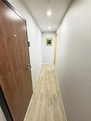 a hallway with a wooden door in a room at \u6d45\u8349\u99c5\u5f92\u6b698\u5206 \u6d45\u8349\u5bfa\u3059\u3050\u305d\u3070\u306e\u4ef2\u898b\u4e16\u6563\u7b56\u30b9\u30c6\u30a4 DqcSoY in Tokyo