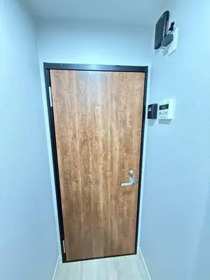 a wooden door in a room with aperature at \u6d45\u8349\u99c5\u5f92\u6b698\u5206 \u6d45\u8349\u5bfa\u3059\u3050\u305d\u3070\u306e\u4ef2\u898b\u4e16\u6563\u7b56\u30b9\u30c6\u30a4 DqcSoY in Tokyo