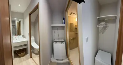 a bathroom with a toilet and a sink and a mirror at \u6d45\u8349\u99c5\u5f92\u6b698\u5206 \u6d45\u8349\u5bfa\u3059\u3050\u305d\u3070\u306e\u4ef2\u898b\u4e16\u6563\u7b56\u30b9\u30c6\u30a4 DqcSoY in Tokyo