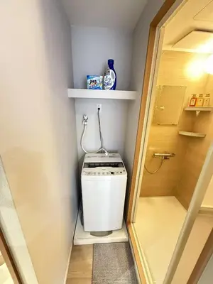 a small kitchen with a stove in a small room at \u6d45\u8349\u99c5\u5f92\u6b698\u5206 \u6d45\u8349\u5bfa\u3059\u3050\u305d\u3070\u306e\u4ef2\u898b\u4e16\u6563\u7b56\u30b9\u30c6\u30a4 DqcSoY in Tokyo