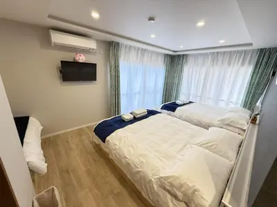 a bedroom with a large bed and a window at \u6d45\u8349\u99c5\u5f92\u6b698\u5206 \u6d45\u8349\u5bfa\u3059\u3050\u305d\u3070\u306e\u4ef2\u898b\u4e16\u6563\u7b56\u30b9\u30c6\u30a4 DqcSoY in Tokyo