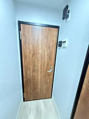 a wooden door in a room with a hallway at \u6d45\u8349\u99c5\u5f92\u6b698\u5206 \u6d45\u8349\u5bfa\u3059\u3050\u305d\u3070\u306e\u4ef2\u898b\u4e16\u6563\u7b56\u30b9\u30c6\u30a4 DqcSoY in Tokyo