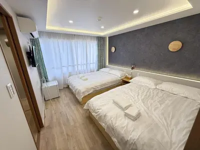 a hotel room with two beds and a window at \u6d45\u8349\u99c5\u5f92\u6b698\u5206 \u6d45\u8349\u5bfa\u3059\u3050\u305d\u3070\u306e\u4ef2\u898b\u4e16\u6563\u7b56\u30b9\u30c6\u30a4 DqcSoE in Tokyo