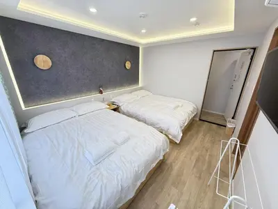 a bedroom with two beds and a mirror at \u6d45\u8349\u99c5\u5f92\u6b698\u5206 \u6d45\u8349\u5bfa\u3059\u3050\u305d\u3070\u306e\u4ef2\u898b\u4e16\u6563\u7b56\u30b9\u30c6\u30a4 DqcSoE in Tokyo
