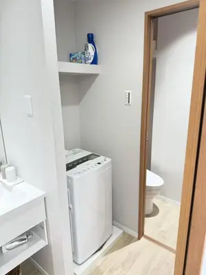 a small bathroom with a washer and a toilet at \u6d45\u8349\u99c5\u5f92\u6b698\u5206 \u6d45\u8349\u5bfa\u3059\u3050\u305d\u3070\u306e\u4ef2\u898b\u4e16\u6563\u7b56\u30b9\u30c6\u30a4 DqcSoE in Tokyo