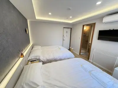 a room with two beds and a television in it at \u6d45\u8349\u99c5\u5f92\u6b698\u5206 \u6d45\u8349\u5bfa\u3059\u3050\u305d\u3070\u306e\u4ef2\u898b\u4e16\u6563\u7b56\u30b9\u30c6\u30a4 DqcSoE in Tokyo